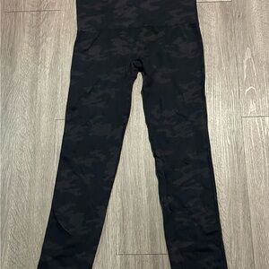 SPANX Women's Black Camo Patterned Leggings